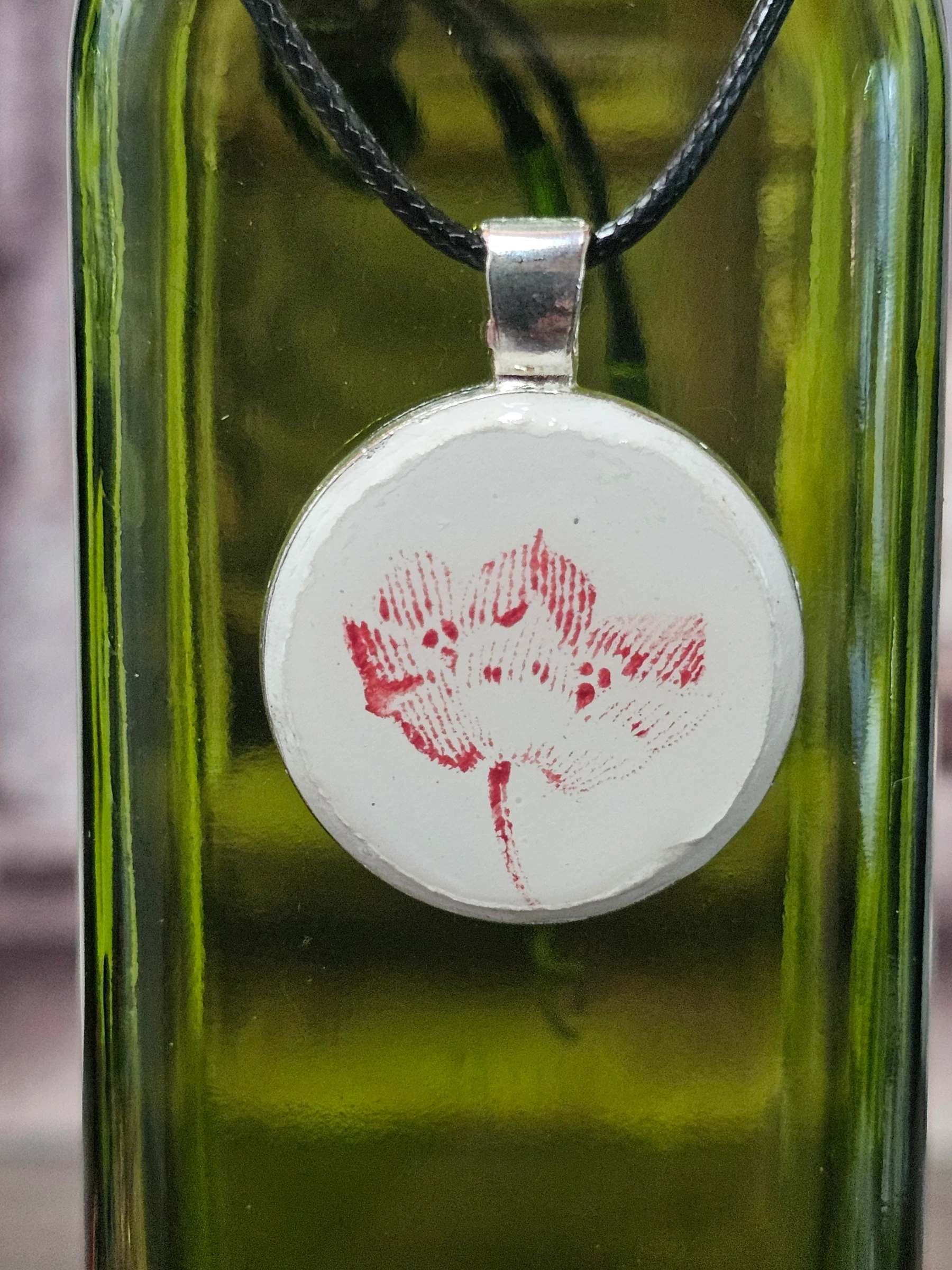 Pendentif avec assiette en terre de fer Sarreguemines modèle Fontanges